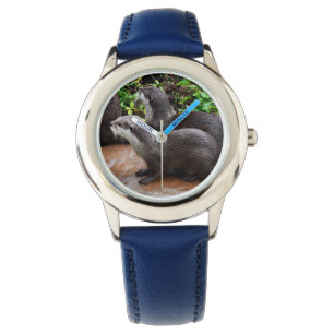 Två Hungriga otters som väntar på fisk. Armbandsur