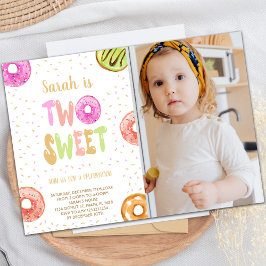 Två inbjudningar till två söta ljusa foto-donut på