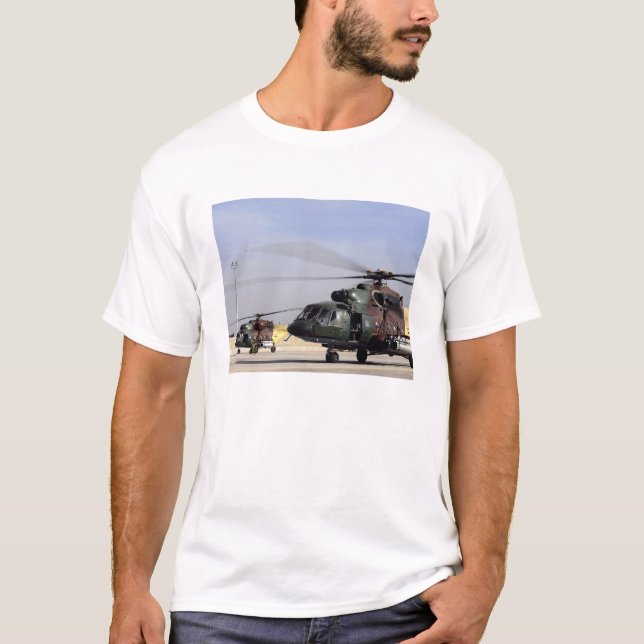 Två irakiska Mi-17 Hip-helikoptrar T Shirt (Framsida)