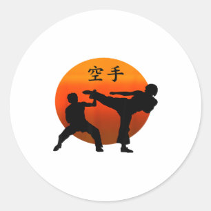 Två karateutövare med uppgående sol och karate wor runt klistermärke