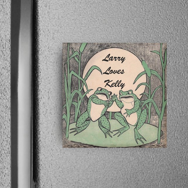 Två Kärlek Grönt Lusnygrodor Magnet (Two fun green fighting frogs on lily pad with full moon and plants on square magnet.)