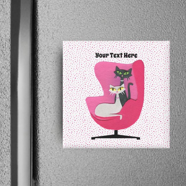 Två katter i rosa Mid Century Ordförande Rosa Dots Magnet (Mid century cats sitting in bright pink chair pink polka dots on white square magnet.)