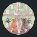 Två katter vid fönsterkanalen Serenblommor Stor Klocka<br><div class="desc">Vilken klocka - två katter sitta vid fönstret tittar ut i grönten av landskapet med vasen blommor. Njut av den vackra klockan själv eller som gåva. Om du har frågor kan du skicka en chatta eller ett e-postmeddelande till charmdesignstudio@rcn.com så hjälper vi dig gärna.</div>