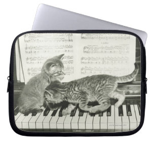 Två kattlekar på piano tangentbord, (B&W) Laptop Sleeve