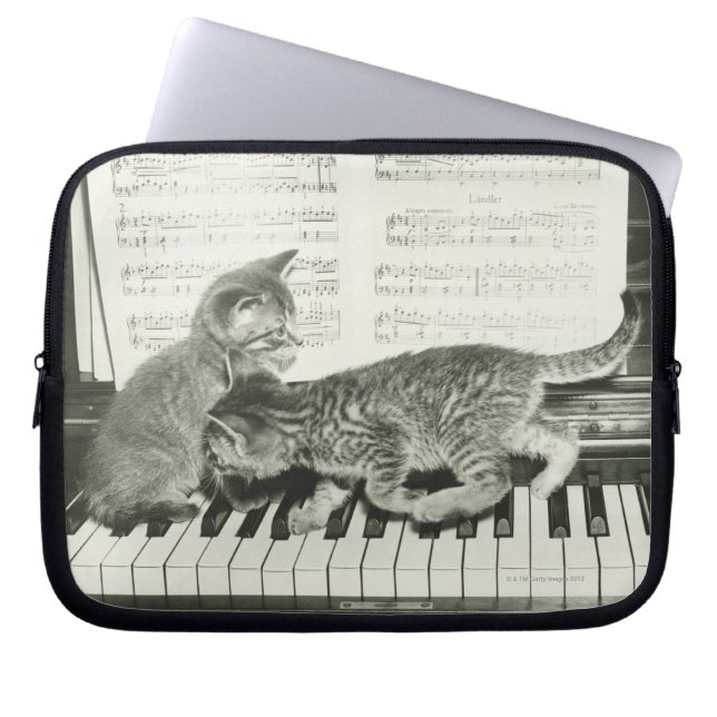 Två kattlekar på piano tangentbord, (B&W) Laptop Sleeve (Framsidan)