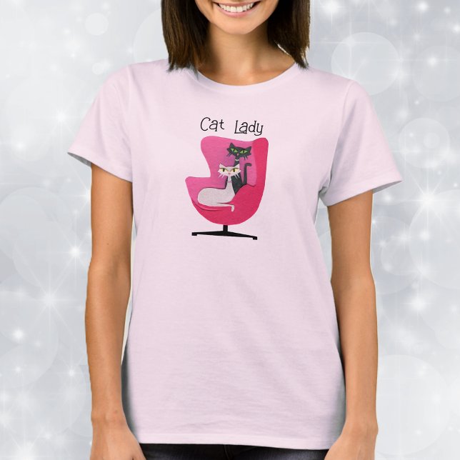 Två kattor i mitten av århundradet Sitta i Rosans  T Shirt (Two mid century cats sitting in pink chair with Cat Lady text on pink womans tee shirt.)