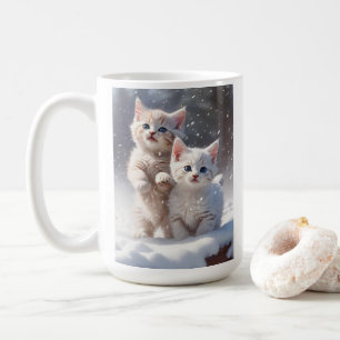 Två kattungar med blå Ögon i Snö Kaffemugg