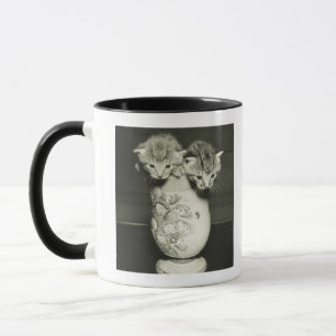 Två kattungar som gömmer i vas, (B&W) Mugg