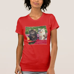 Två kattungar som sitter på den A Röd-Färgade T Shirt