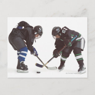 två kaukasiska hockeyspelare med motsatt rörelse vykort