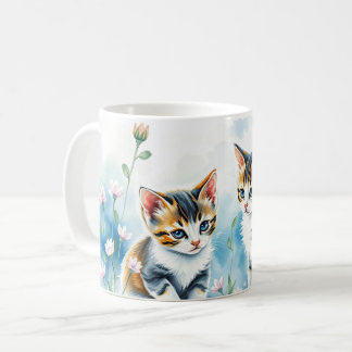 Två kittens i en Blommigt Blomsterträdgård Kaffemugg