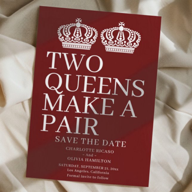 Två köer gör en Pair Gay Lesbisk Bröllop Meddelande (Two Queens Make A Pair Gay Lesbian Wedding Announcement by Ricaso. Available in other colors)