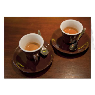 två kopp färskbryggat espressokaffe på en hälsningskort