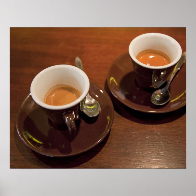 två kopp färskbryggat espressokaffe på en poster (Framsidan)
