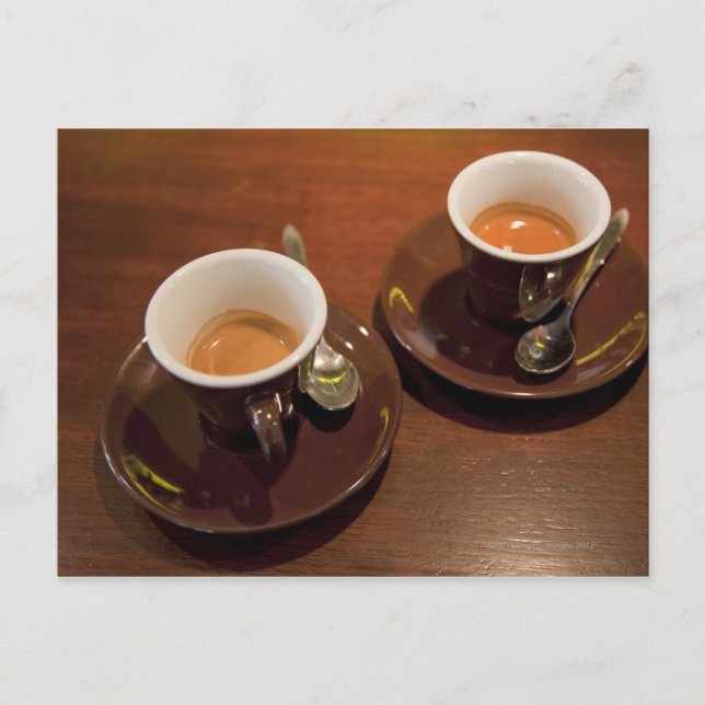 två kopp färskbryggat espressokaffe på en vykort (Framsida)