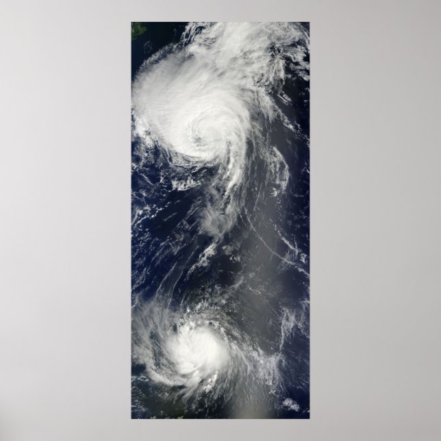 Två kraftiga stormar sträcker sig över Atlanten Poster (Framsidan)