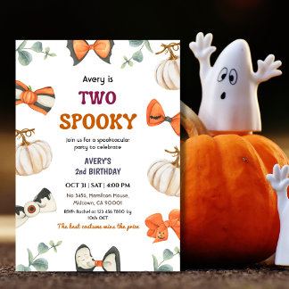 Två kusliga Halloween födelsedag pumpa båge söt Inbjudningar