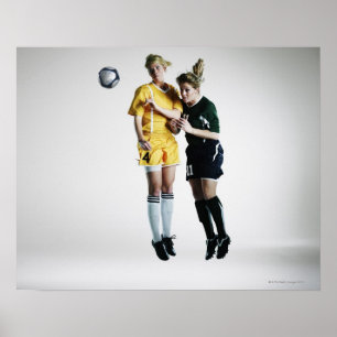 Två kvinnliga fotbollspelare i mitt- poster