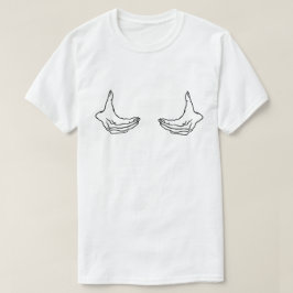 Två kvinnliga händer som håller bröstkontur t shirt