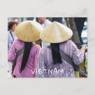 Två kvinnoförsäljare som bär koniska hattar i Viet Helg Vykort