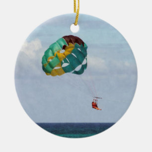 Två kvinnor i Parasailing i Bahamas Julgransprydnad Keramik