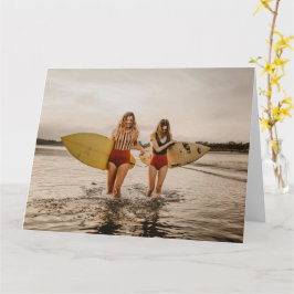 två kvinnor med gratulationskort för surfboard kort
