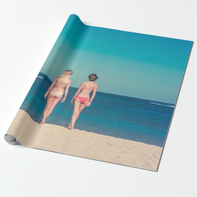 TVÅ KVINNOR SOM ARBETAR BIKINI SOM STÅR PÅ KORT PRESENTPAPPER (Utrullad)