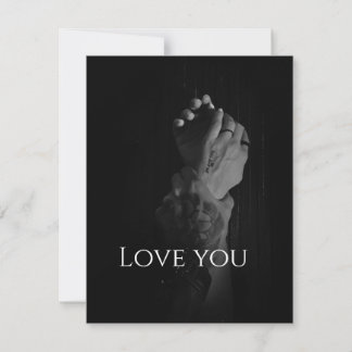 Två kvinnors Händer som hålls av en mans Anteckningskort