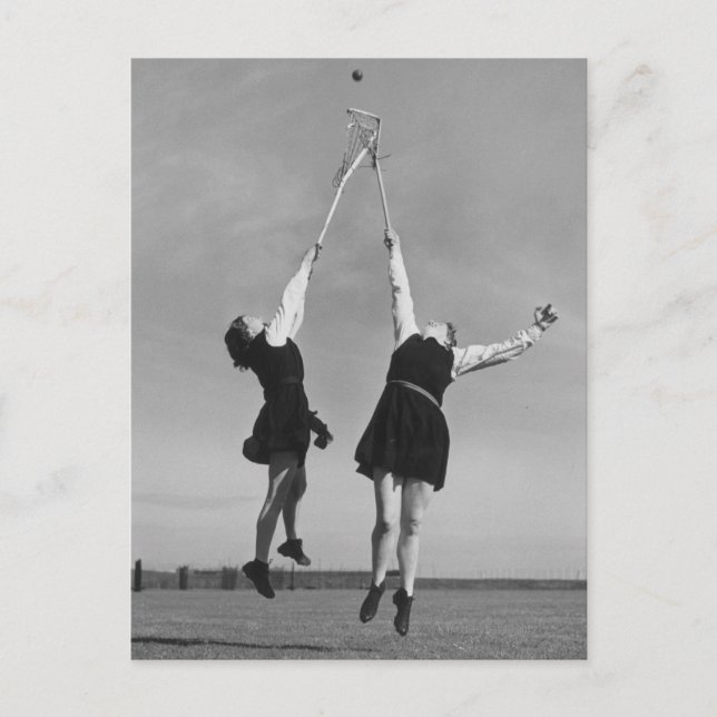 Två lacrossespelare hoppar efter bollen. vykort (Framsida)