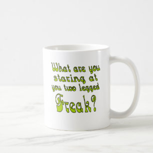 Två lagd benen på ryggen freak kaffemugg
