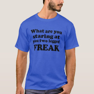 Två lagd benen på ryggen freak t-shirt