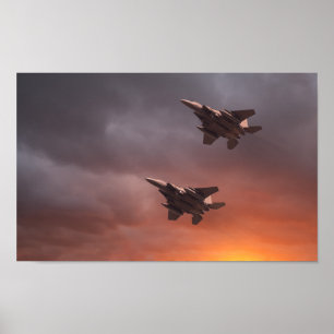 Två lågflygande F-15E-Strejka Eagles vid solnedgån Poster