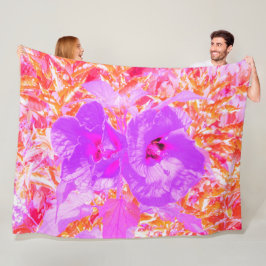 Två Lila och Shock rosa Plum Crazy Hibiscus på Red Fleecefilt