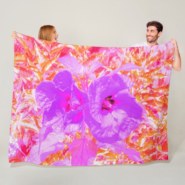 Två Lila och Shock rosa Plum Crazy Hibiscus på Red Fleecefilt (På plats)