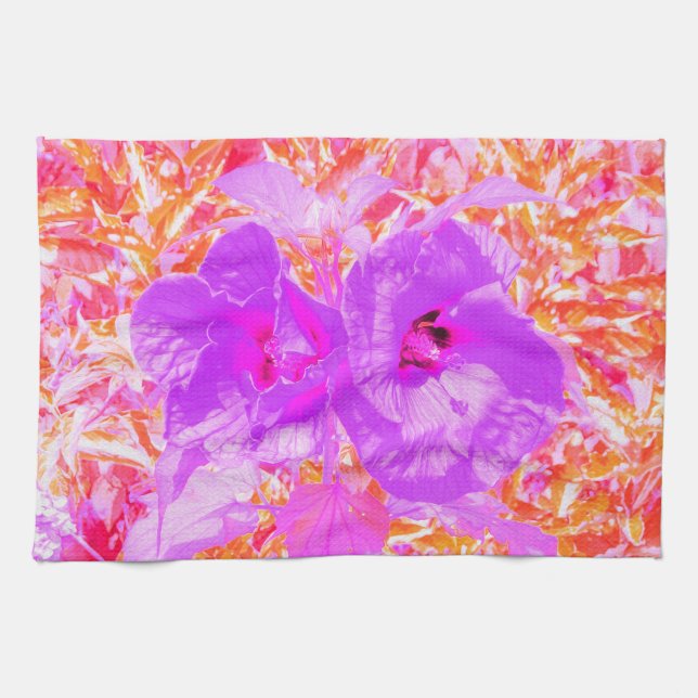 Två Lila och Shock rosa Plum Crazy Hibiscus på Red Kökshandduk (Horisontell)