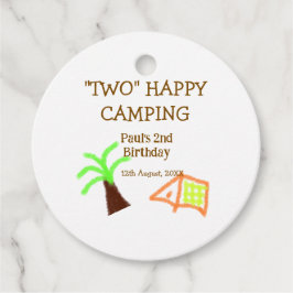 Två lycklig-lägerbarn, andra födelsedag, träd-läge gåvor etiketter
