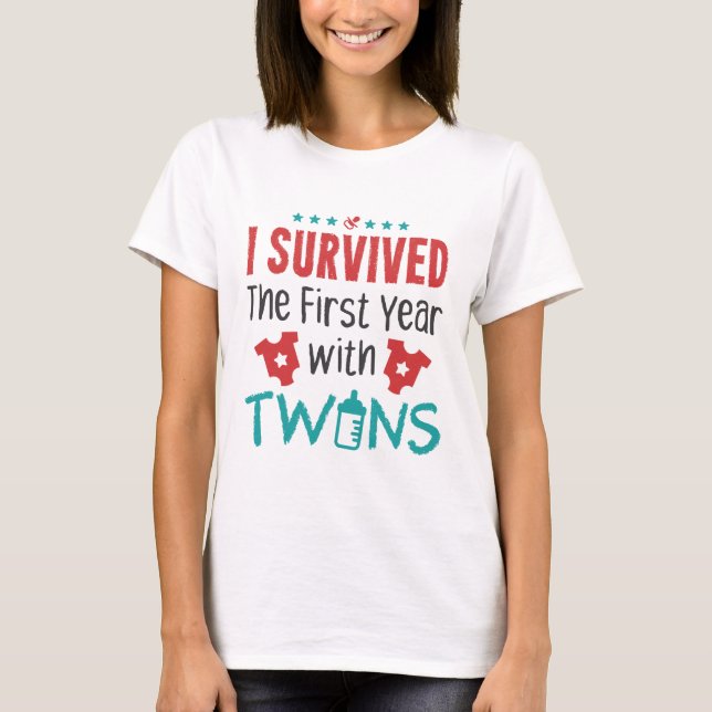 Två Mamma I Överlevt det första året med Twillinga T Shirt (Framsida)