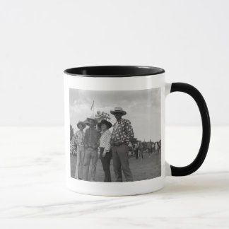 Två manar och två kvinnor på en rodeo mugg