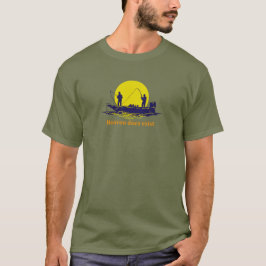 Två manar som fiskar i ett fartyg mot en gul tee shirt