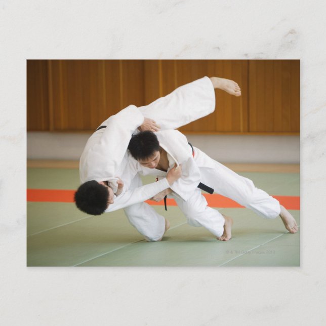 Två Manar som konkurrerar i en Judo Match 2 Vykort (Framsida)