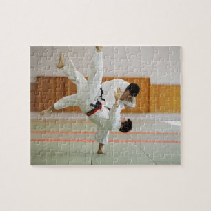 Två Manar som konkurrerar i en Judo Match 3 Pussel