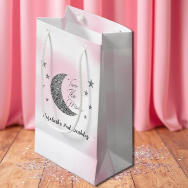 Två Måne 2:a födelsedag med liten gåva (Skapare uppladdad)