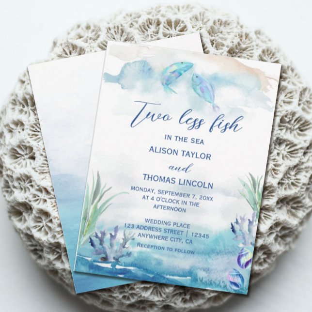 Två mindre fiskar i inbjudan till sommarbröllop ti (Two Less Fish in The Sea Summer Wedding Invitation. Our coastal chic design for summer weddings)