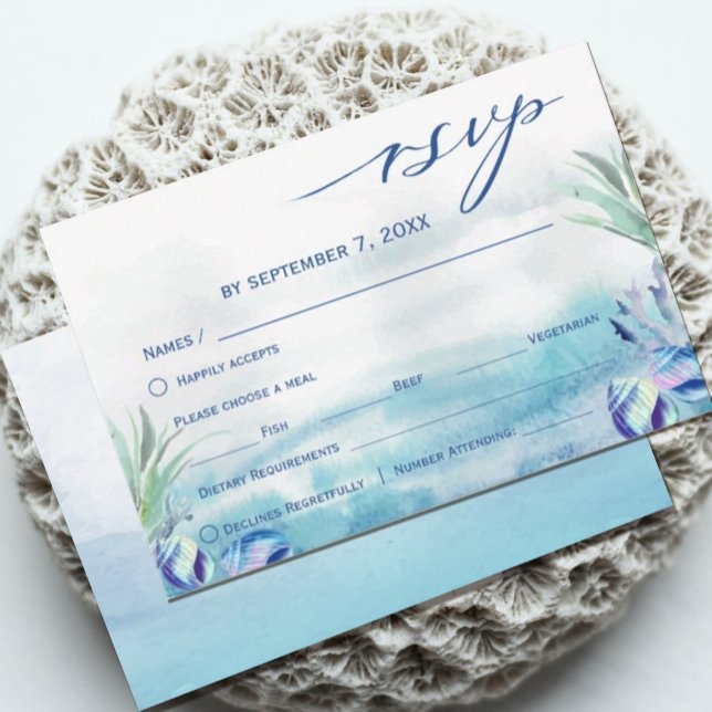 Två mindre fiskar i sommarkortet för havssommar Br (This wedding RSVP card features a watercolor teal ocean and dreamy design. )