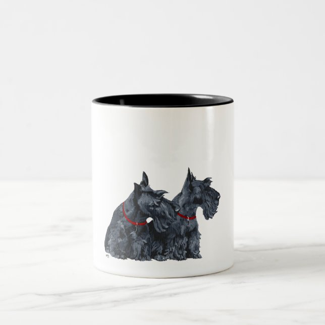 Två Nyfikna skotska terriers Två-Tonad Mugg (Center)