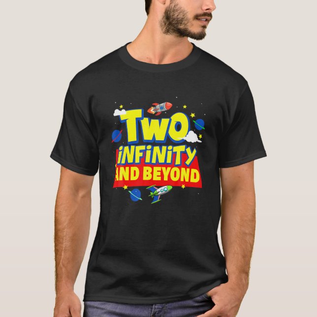 Två oändligheter och efter födelsedag två år gamla t shirt (Framsida)