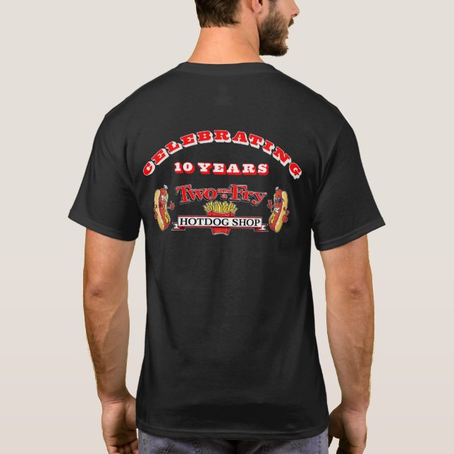 Två och en Fry Hotdog Shop firar 10 år T Shirt (Baksida)