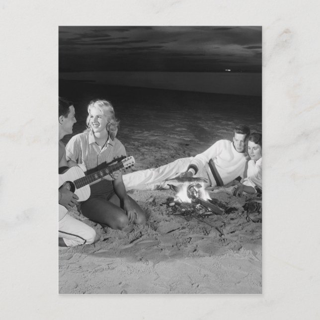 Två par på stranden sitta kring campfire vykort (Framsida)