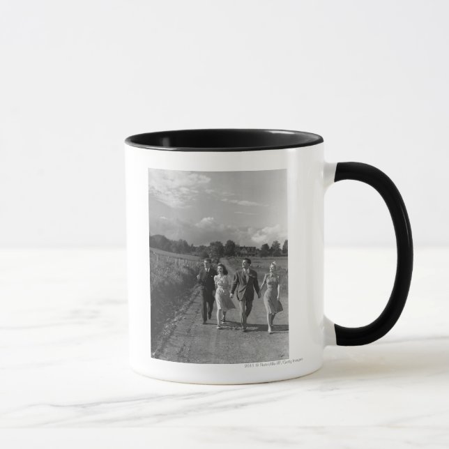 Två par som går på landvägen B&W Mugg (Höger)