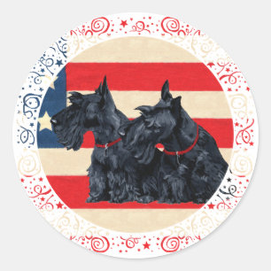 Två Patriotic Scottish Terriers Runt Klistermärke